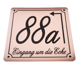 Personalisierbares Hausnummernschild mit Richtungspfeil – Lasergravur & Korrekturabzug inklusive HAN008