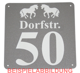 Hausnummernschild mit Nummer, Straßennamen und Pferdemotiv (viele Varianten)
