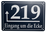 Hausnummernschild "Eingang um die Ecke" mit Nummer und anpassbarem Richtungspfeil