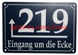 Hausnummernschild "Eingang um die Ecke" mit Nummer und anpassbarem Richtungspfeil