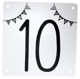 Klassisches Hausnummernschild "Schwedenhaus" mit Nummer und 2 Wimpelketten