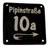 Hausnummernschild aus Schiefer mit Nummer, Straßennamen und Richtungspfeil (viele Varianten)