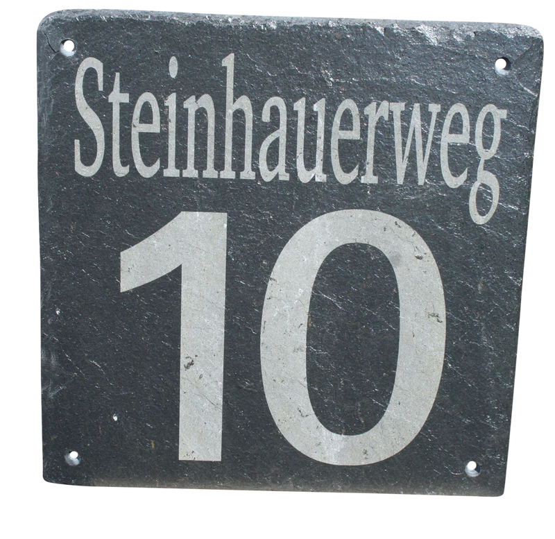 Hausnummernschild aus Schiefer mit Nummer und Straßennamen