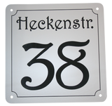 Klassisches Hausnummernschild "Schwedenhaus" mit Nummer, Straße, Rahmen