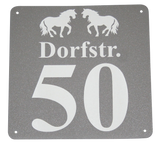 Hausnummernschild mit Nummer, Straßennamen und Pferdemotiv (viele Varianten)