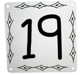 Hausnummernschild mit Nummer und Ethno-Zierrahmen