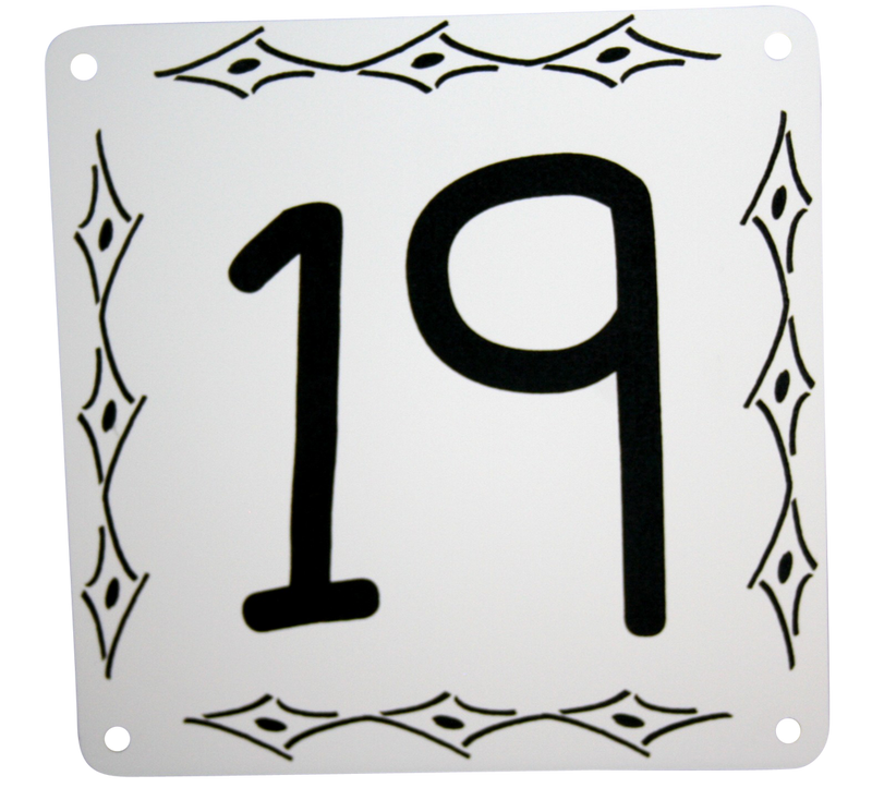Hausnummernschild mit Nummer und Ethno-Zierrahmen