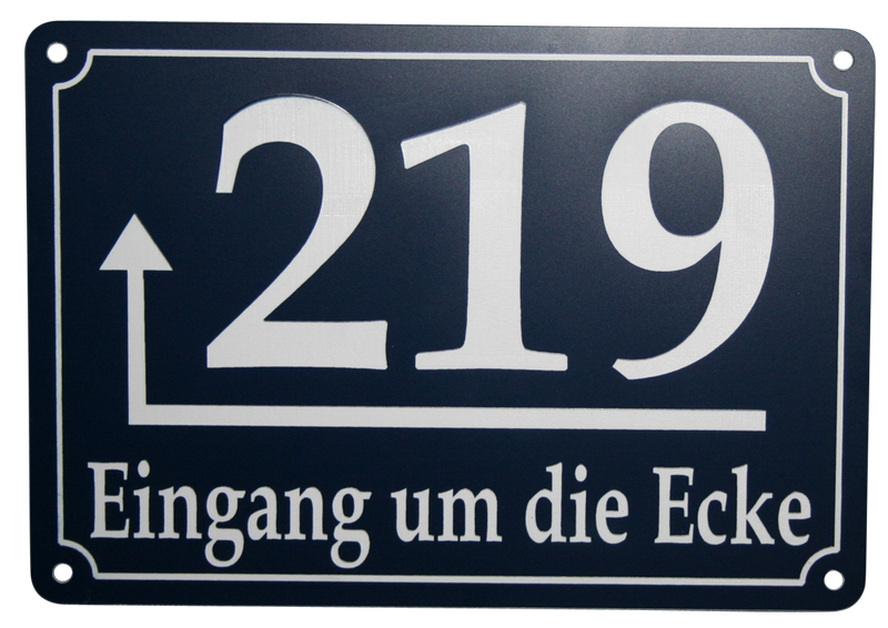 Hausnummernschild "Eingang um die Ecke" mit Nummer und anpassbarem Richtungspfeil
